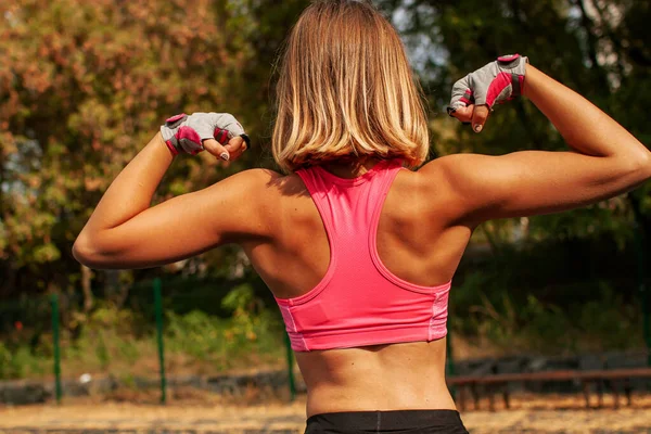 Atletic Young Woman Arată Muschi Frumos Blonda Femeie Doing Fitness — Fotografie, imagine de stoc