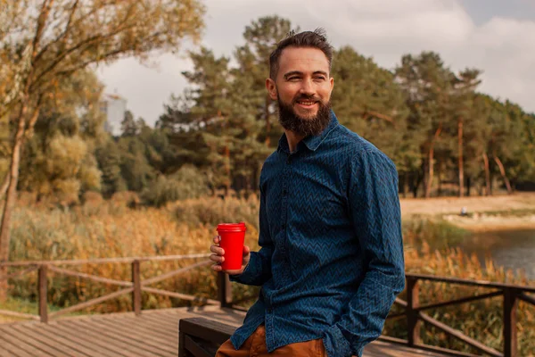 Молодой Бородатый Человек Пьет Кофе Осеннем Парке Открытом Воздухе — стоковое фото