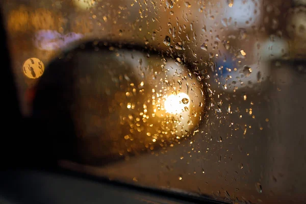 Krople Strumienie Wody Deszczowej Kapiące Przednią Szybę Samochodu Nocy — Zdjęcie stockowe