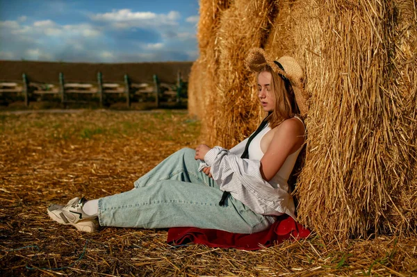 Pretty Girl Straw Bale Harvest Time — Stok Foto