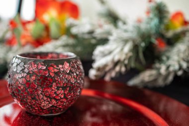 Köknar dalları, kar taneleri, tebrik kartı geçmişi olan bir şamdan.