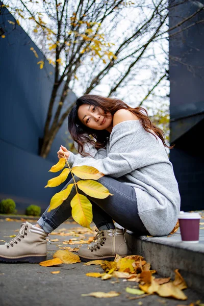 Caduta Donna Giocare Con Foglie Autunno Asiatico Femmina Città — Foto Stock