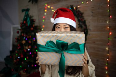 Kadın Tutma Hediye Kutuları. Noel Yeni Yıl Kavramı