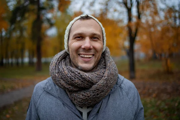 Retrato Aire Libre Del Hombre Guapo Paseo Otoño Parque Otoño —  Fotos de Stock