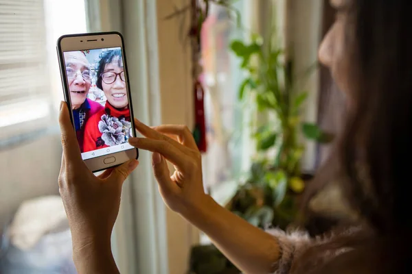 Yaşlı ebeveynler evdeki video aramasıyla iletişim kuruyor.