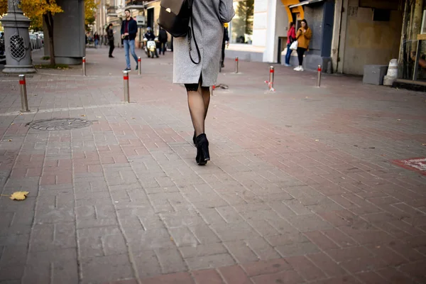 Joven Mujer Negocios Caminando Por Calle Ciudad — Foto de Stock