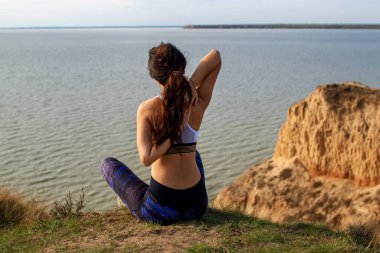 Olgun Kadın Yoga Yapıyor Tepede Yoga Pozu Veriyor.