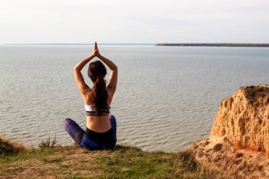 Olgun Kadın Yoga Yapıyor Tepede Yoga Pozu Veriyor.