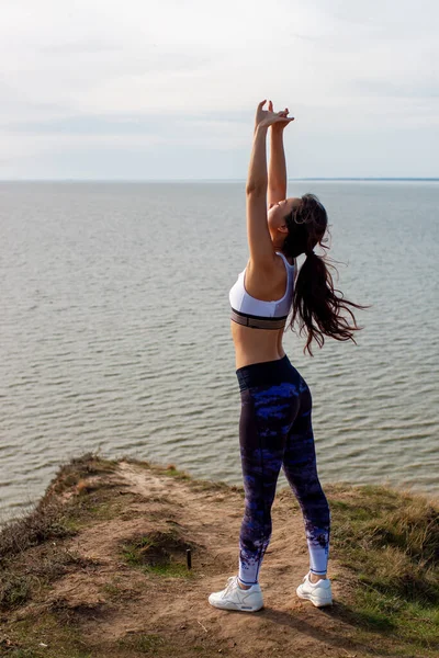 Olgun Kadın Yoga Yapıyor Tepede Yoga Pozu Veriyor.