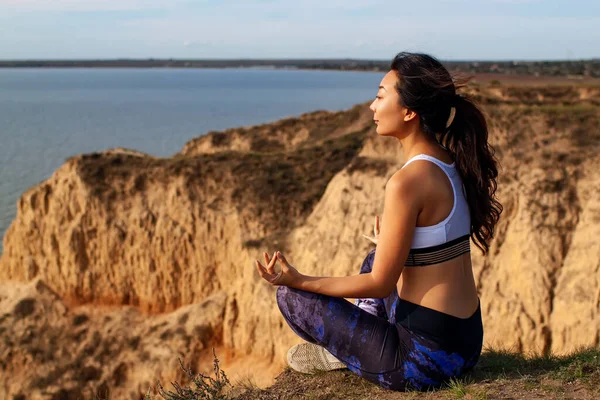 Olgun Kadın Yoga Yapıyor Tepede Yoga Pozu Veriyor.