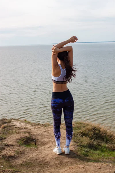 Olgun Kadın Yoga Yapıyor Tepede Yoga Pozu Veriyor.