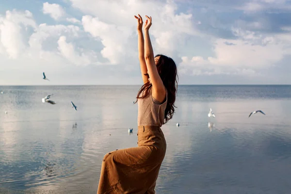 Счастливая Женщина Поднятыми Руками Стоит Пляже Против Птиц Летающих Чистом — стоковое фото