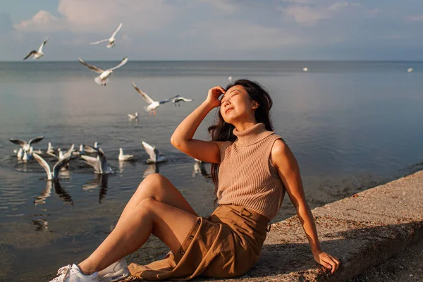 Güzel Asyalı Kadın Deniz Kenarında Martılarla Poz Veriyor — Stok fotoğraf