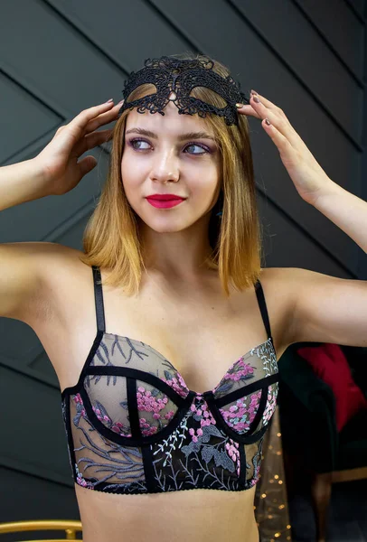 Güzel Kadın Karnaval Maskesi Yakından Çekiyor — Stok fotoğraf