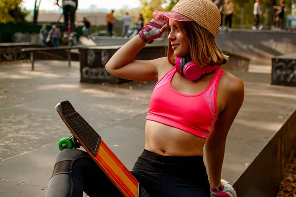 Adolescente Souriante Avec Planche Roulettes Assise Plein Air — Photo