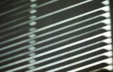 Beyaz Duvardaki Jalousie 'nin Gölgesi