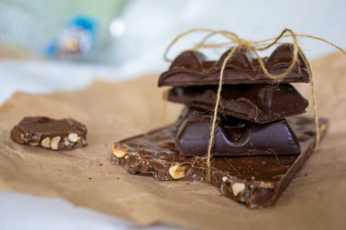 Bir yığın fındıklı kırık çikolata.