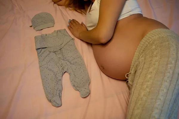 Femme Enceinte Sous Vêtements Blancs Avec Des Vêtements Bébé Sur — Photo