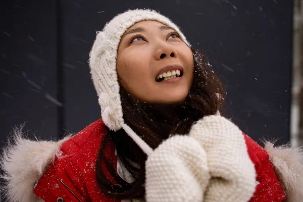 Heureux Jeune Asiatique Femme Portrait Dans Tomber Neige — Photo