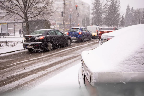Дорога Городе Машинами Зимой Много Снега — стоковое фото
