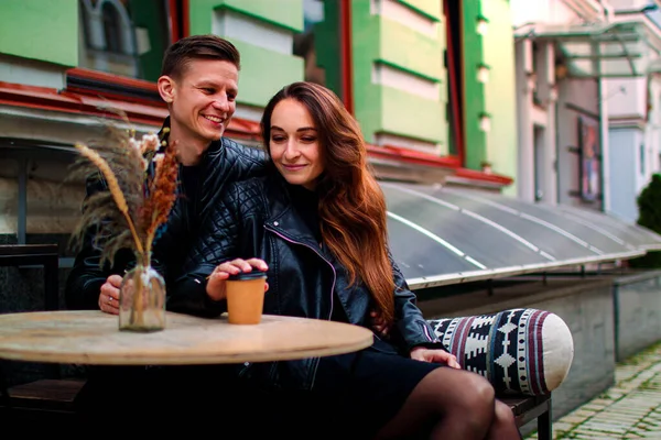 Tineri Turist Cuplu Warm Clothing Sidewalk Cafe Oraș — Fotografie, imagine de stoc
