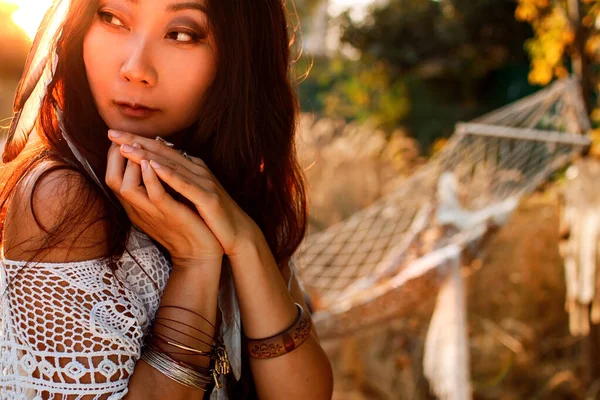 波希米亚生活方式 穿着白衣的年轻亚洲女人 日落时在博豪化妆的年轻女人 — 图库照片