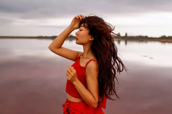 Elegante Mujer Asiática Vestido Rojo Sedoso Caminando Por Lago Fantástico —  Fotos de Stock