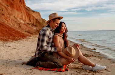 Genç ve farklı ırklar Kışın Denize Yakın Eğleniyorlar