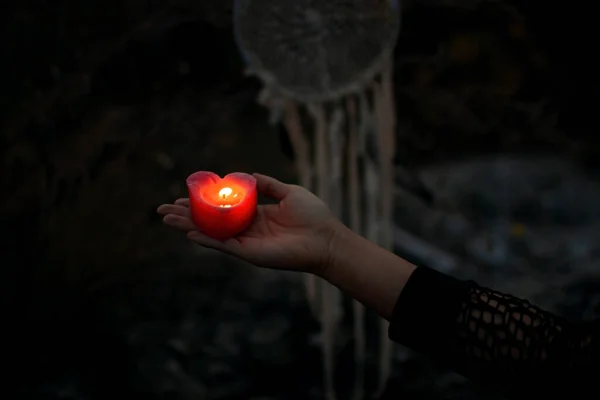 Mulher Bruxa Mística Com Velas Suas Mãos Realiza Ritual Místico — Fotografia de Stock