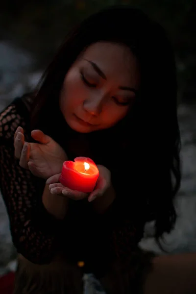 Mulher Bruxa Mística Com Velas Suas Mãos Realiza Ritual Místico — Fotografia de Stock