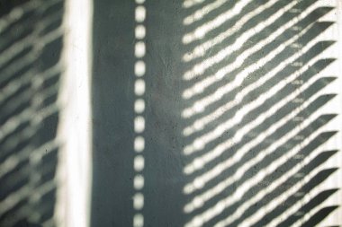 Beyaz Duvardaki Jalousie 'nin Gölgesi