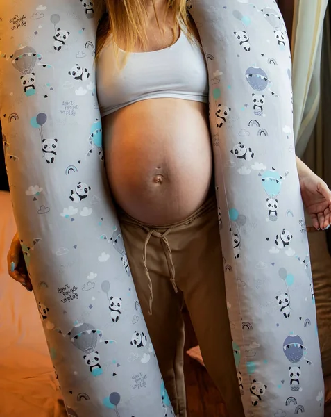 Vacker Gravid Kvinna Sover Med Kropp Kudde Sängen — Stockfoto