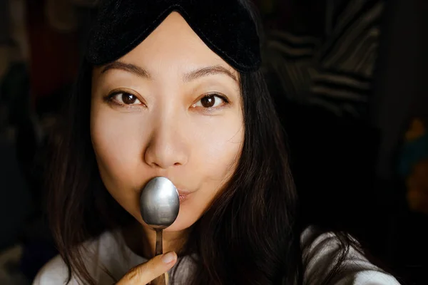 Wanita Asia Muda Dengan Spoon Melihat Kamera — Stok Foto