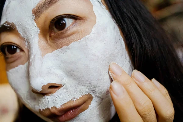 Feliz Joven Asiática Mujer Aplicando Arcilla Máscara Cara Casa Primer —  Fotos de Stock