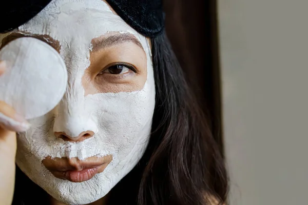 Happy Young Asian Woman Menerapkan Clay Mask Her Face Home — Stok Foto