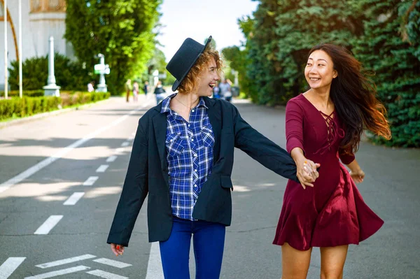 Dvě Šťastné Nadnárodní Mladé Dívky Objímají Letním Parku — Stock fotografie
