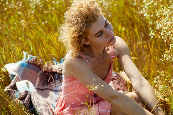 Kaukasiska Kvinna Klänning Med Lockigt Hår Enjoing Wildflowers Sommarfältet — Stockfoto