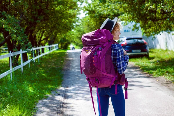 Resenär Som Håller Hicking Bag Vägen — Stockfoto