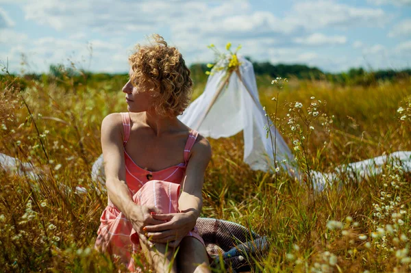 Kaukasiska Kvinna Klänning Med Lockigt Hår Enjoing Wildflowers Sommarfältet — Stockfoto