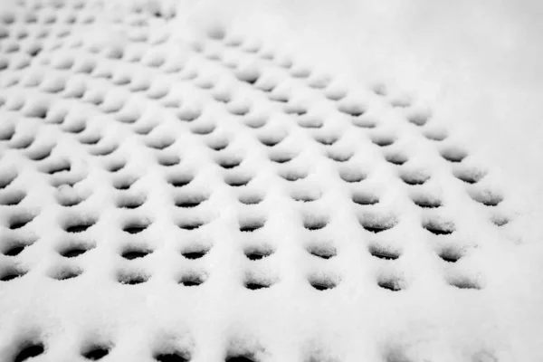 Sneeuwbedekte Putdeksel Met Geometrisch Patroon — Stockfoto