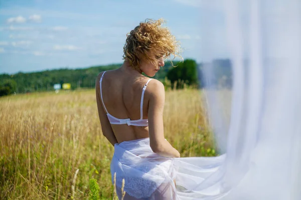 赤身露背的白种女人在田野里享受着自由的性爱 她的头发在风中飘扬 — 图库照片