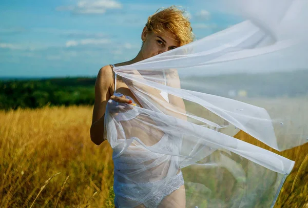 穿着白色内衣的自由性感的白人女人在田野里享受 她的头发在风中飘扬 — 图库照片