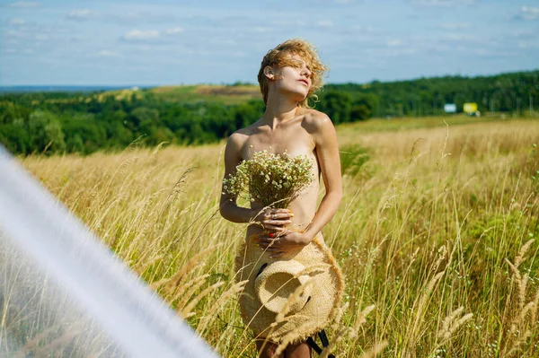 穿着白色内衣的自由性感的白人女人在田野里享受 她的头发在风中飘扬 — 图库照片