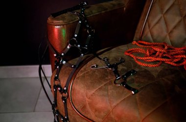 Maske, Kamçı, Kelepçe ve Rol Yapma İçin Diğer Erotik Oyuncaklar