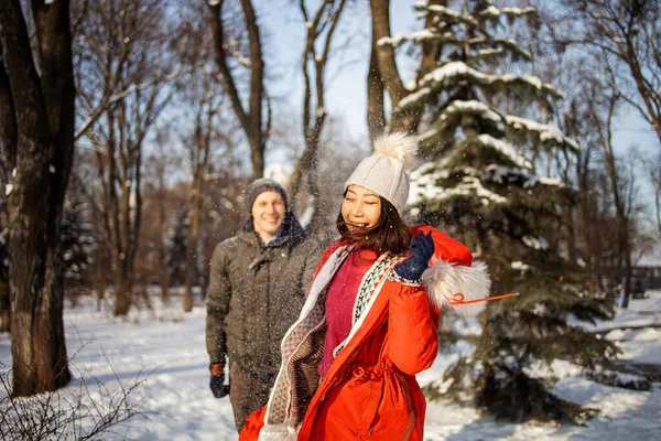 Весела Багатонаціональна Пара Грає Снігу — стокове фото