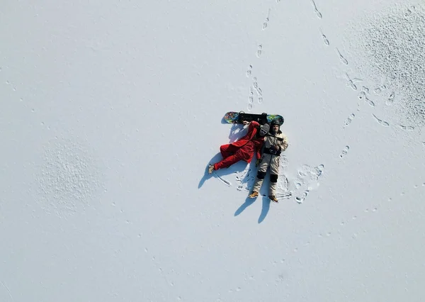 Повітряна Фотографія Лижника Сноубордиста Лежить Снігу — стокове фото