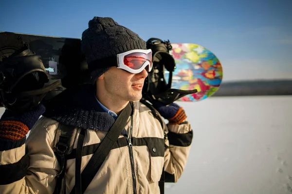 Porträtt Glad Ung Man Med Snowboard Stående Snö Resort Stockbild