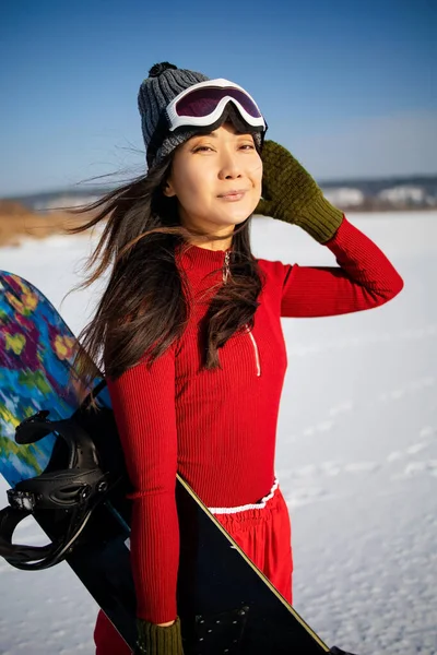 Asiatico Donna Indossa Snowboard Maschera Tuta Riposa Con Snowboard — Foto Stock