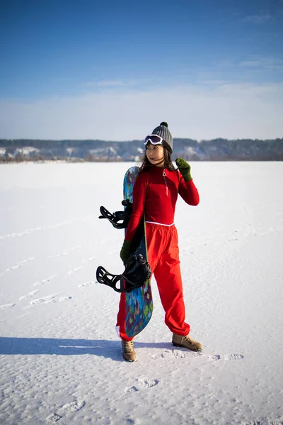 Asiatisk Kvinna Bär Snowboard Mask Och Träningsoverall Vilar Med Snowboard — Stockfoto