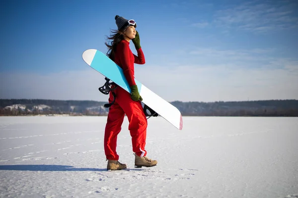 Азіатська Жінка Одягнена Сноуборд Маска Трек Костюм Rests Snowboard — стокове фото